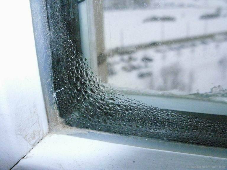 Свистит окно пластиковое от ветра: причины и что делать