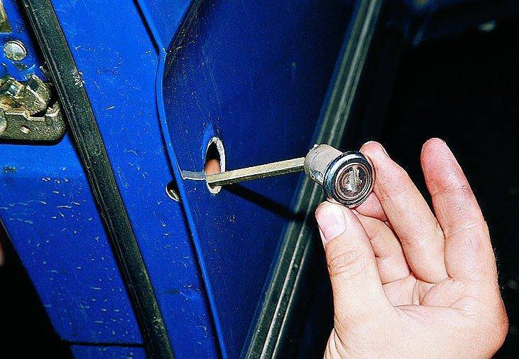 Как отремонтировать дверную ручку межкомнатной двери: рассказываем по полочкам