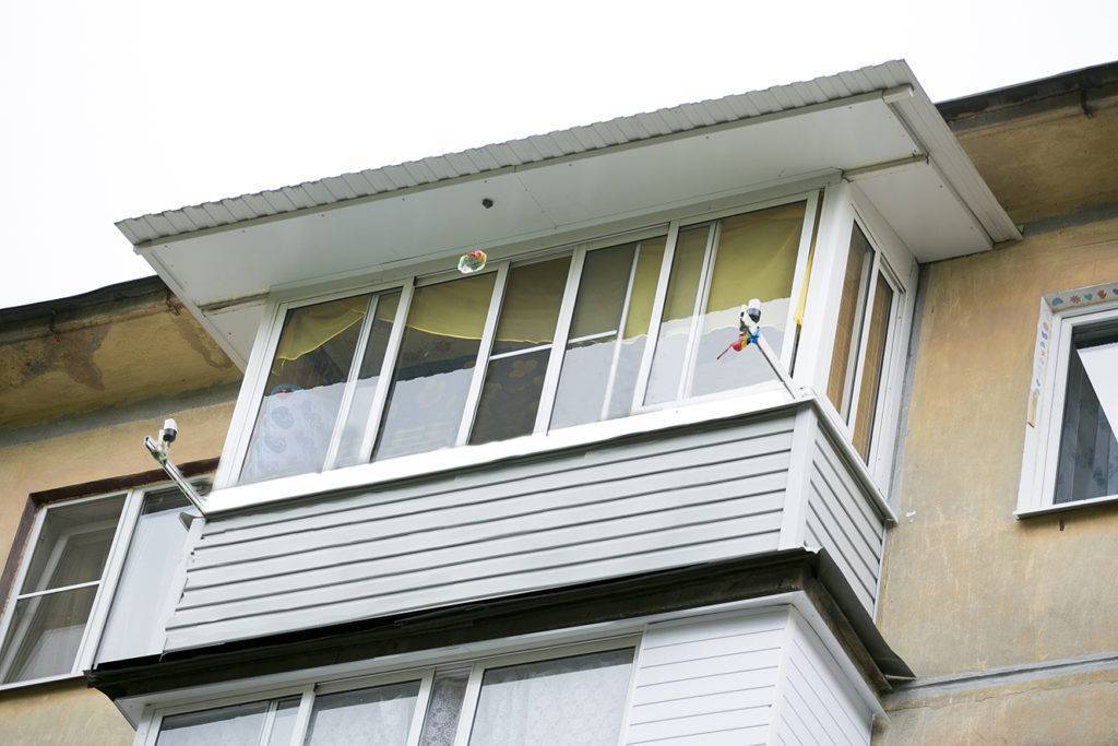 Козырьки над балконами — особенности конструкции и способы монтажа
