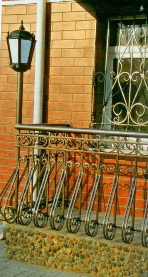 Выбираем перила на балкон: в приоритете – надежность и эстетика