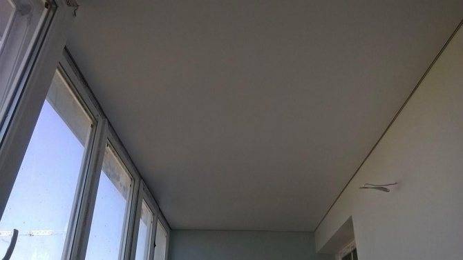 Можно ли делать натяжной потолок на балконе – плюсы и минусы технологии
