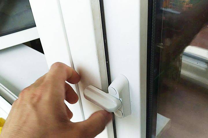 Как открыть балконную пластиковую дверь снаружи, если вы остались на балконе