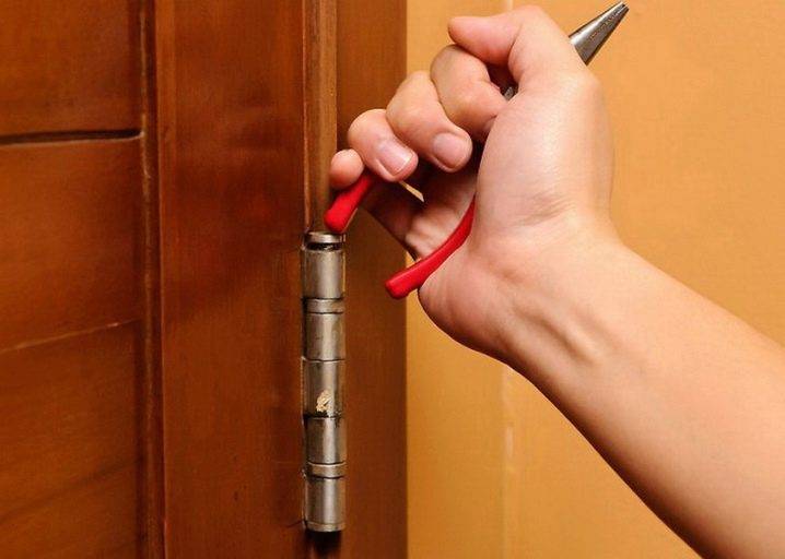 Как смазать дверные петли не снимая межкомнатных дверей