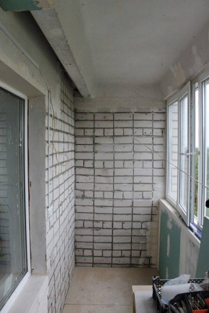 Как покрасить кирпичные стены на открытом и остекленном балконе