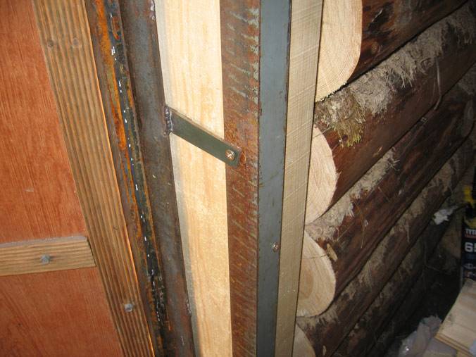 Установка входной металлической двери в деревянном доме: видео