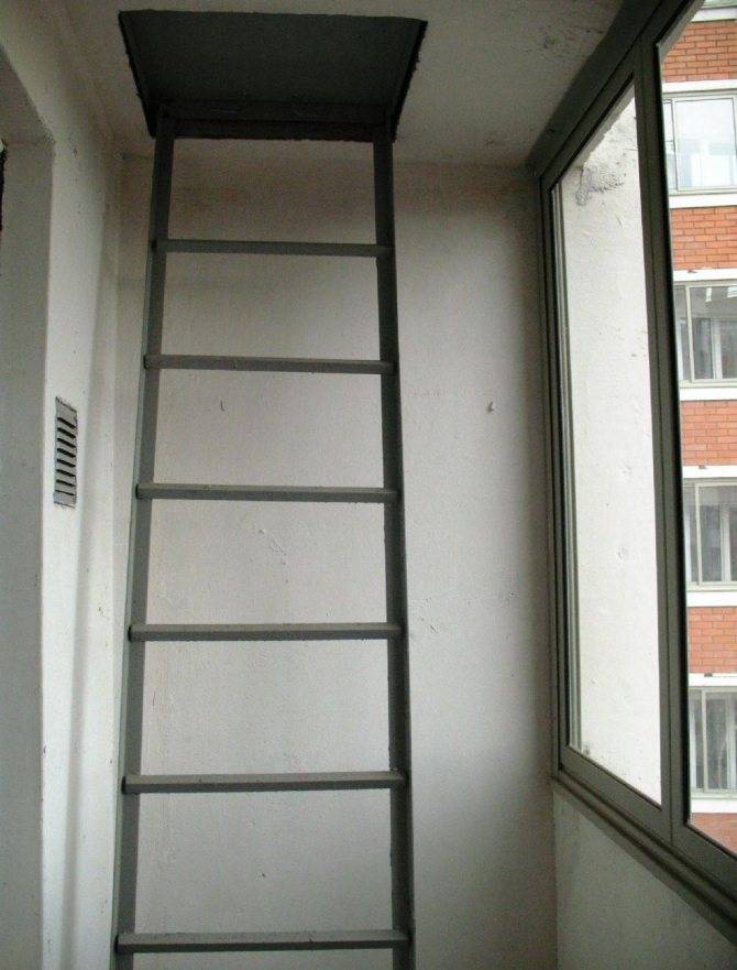 Пожарные люки и лестницы на лоджиях и балконах: можно ли заделать