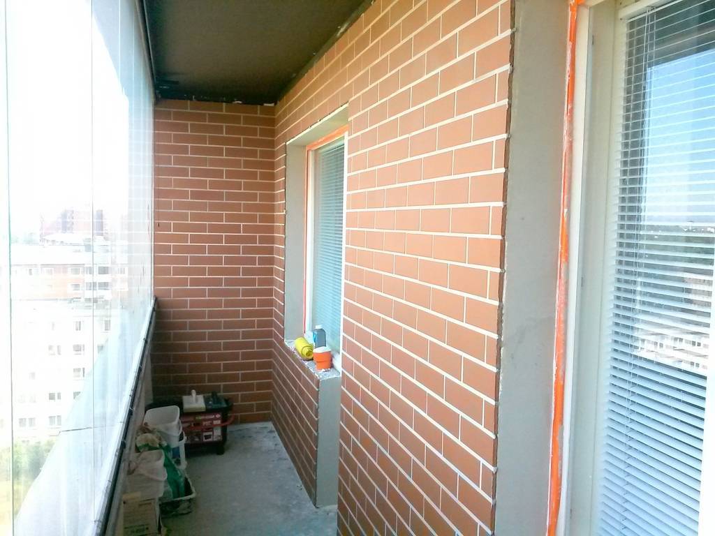 Как покрасить кирпичную стену на балконе: подготовка кирпичной кладки, техника работ, варианты декора