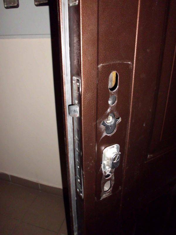 Как поменять замок на металлической входной двери: пошаговая инструкция с фото и видео