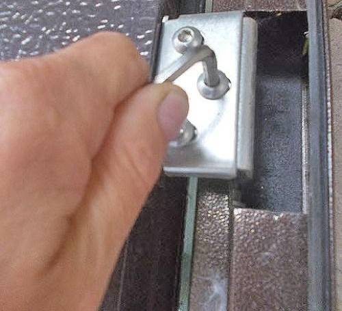 Почему скрипит металлическая дверь и как с этим бороться?
