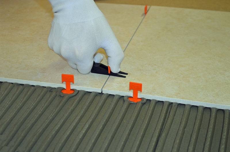 Как выровнять пол под плитку: укладка неровная и выравнивание наливное, плиточный клей класть и положить, стяжка
