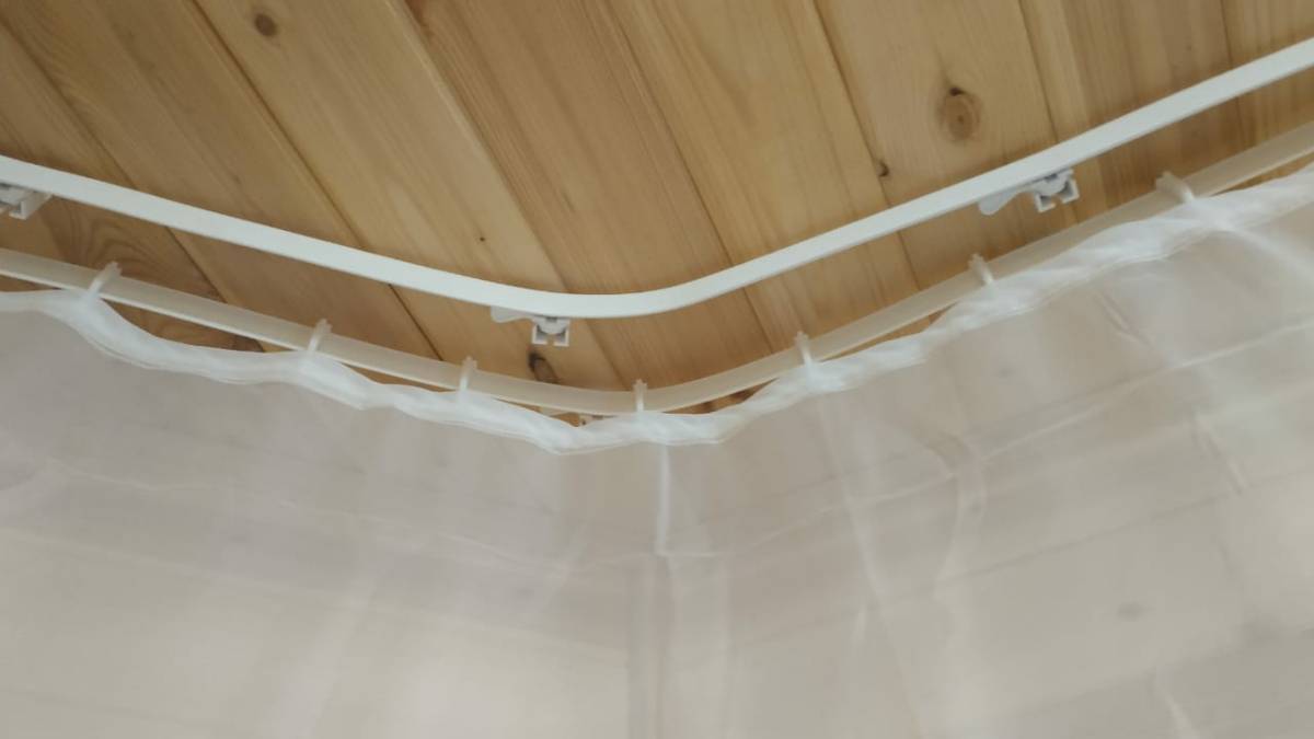Гибкие карнизы для штор: достоинства и способ установки на потолок