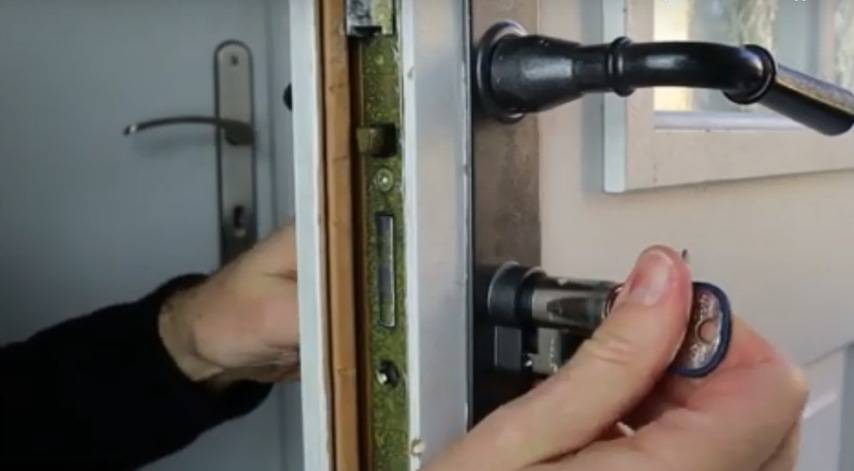 Как заменить личинку замка во входной двери