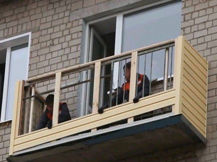 Обшивка балкона профнастилом — поясняем все нюансы