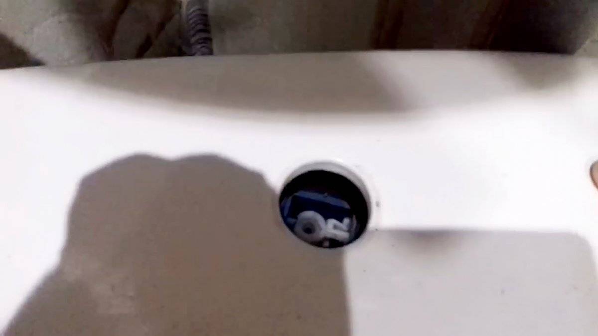 Почему вода из раковины уходит в ванну