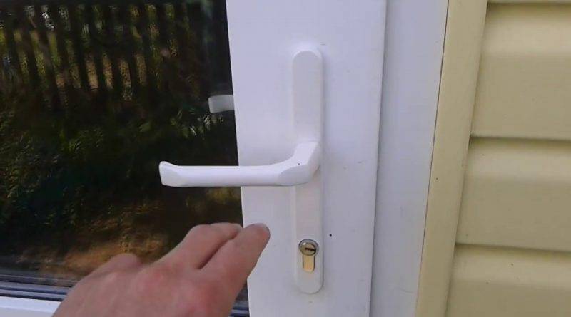 Как открыть балконную пластиковую дверь снаружи, если вы остались на балконе