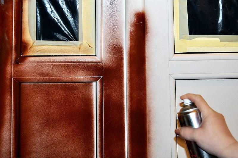 Чем и как покрасить деревянные межкомнатные двери