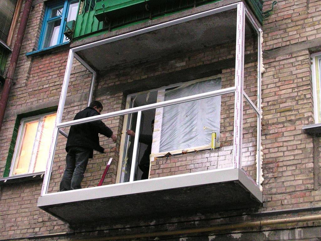 Как застеклить балкон своими руками: пошаговая инструкция (видео и фото)