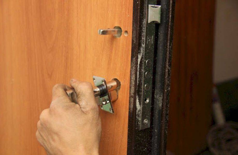 Как заменить замок на входной металлической двери своими руками