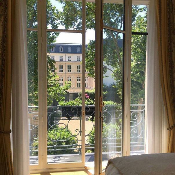 Французское окно между лоджией и комнатой: особенности, возможности, плюсы и минусы, инструкция по монтажу