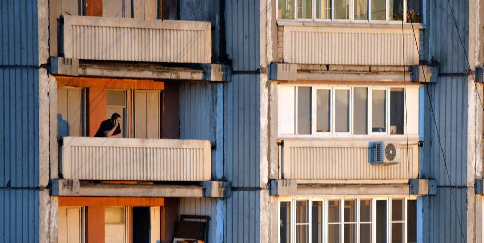 Можно ли курить на балконе своей квартиры, если дым и запах сигарет мешают соседям