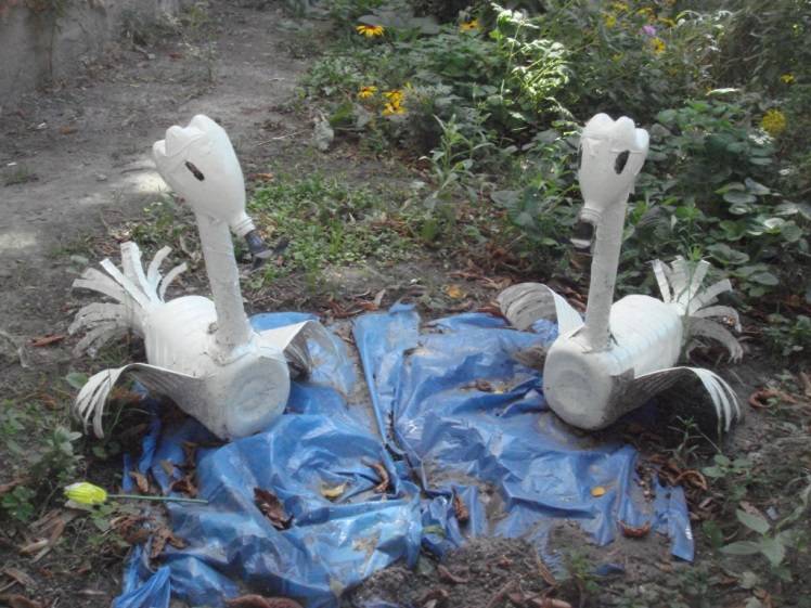 Лебедь для сада своими руками: несколько способов изготовления, как сделать из пластиковых бутылок (видео)