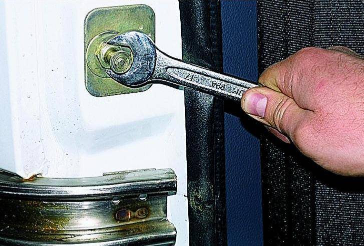 Как правильно выполнить регулировку входной металлической двери: избавляемся от скрипа, зазоров и тугого открывания двери