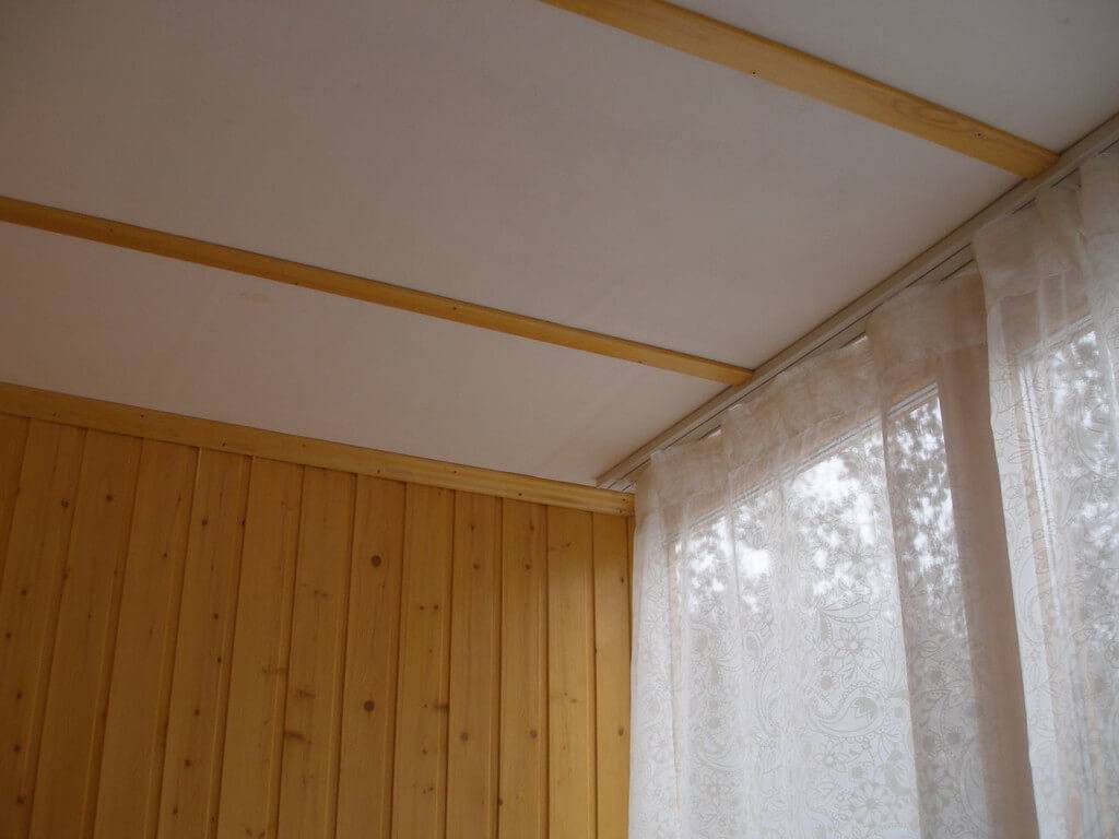 Натяжной потолок на балконе или лоджии плюсы и минусы