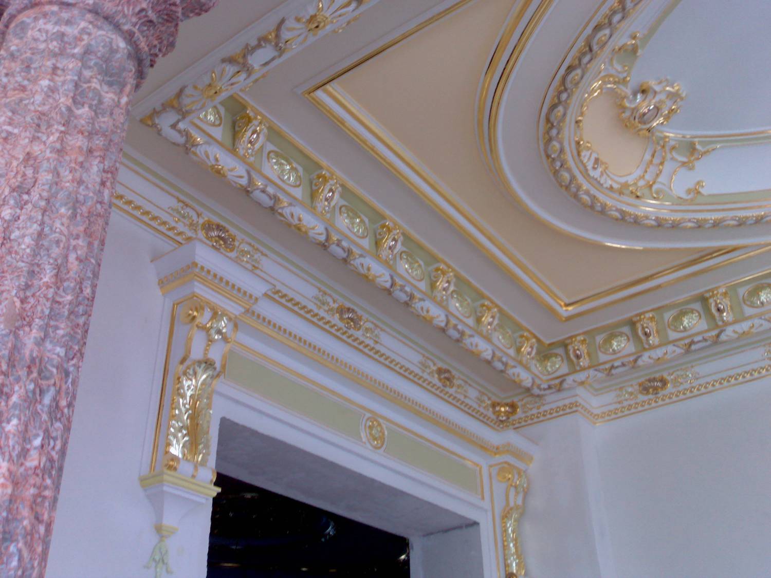 Лепнина на потолке: виды по материалу, дизайну, варианты расположения лепного декора