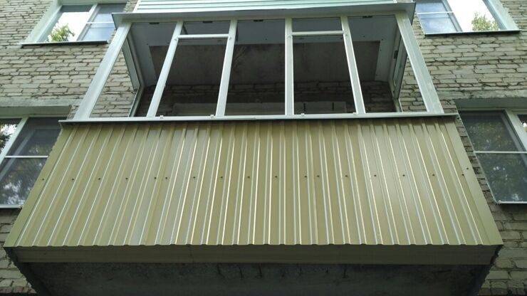 Обшивка балкона профнастилом своими руками (фото)