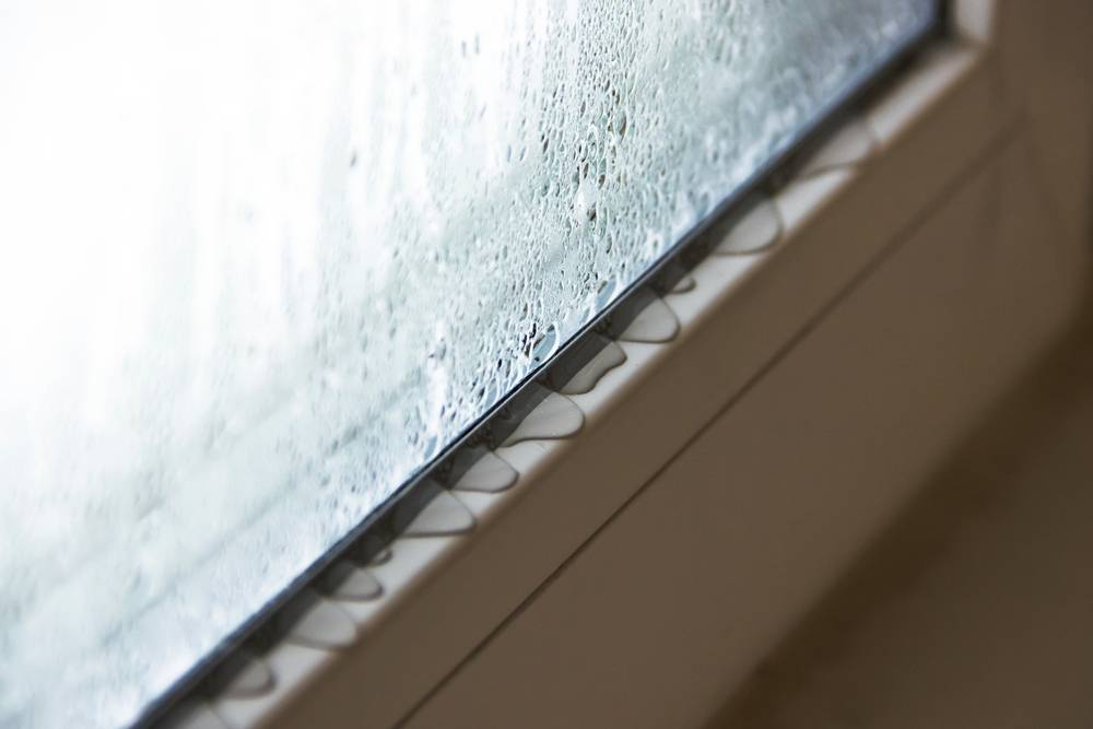 Почему потеют пластиковые окна изнутри в частном доме зимой и что делать