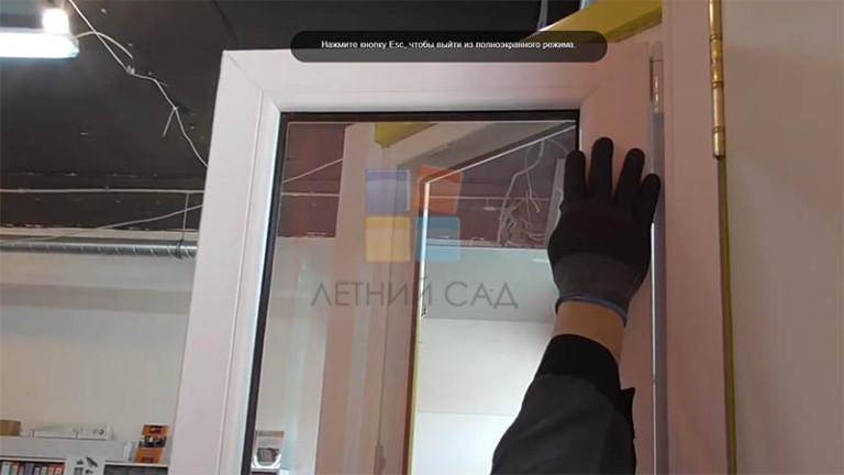 Ручка пластикового окна не закрывается до конца, почему в закрытом положении прокручивается, что делать, как открыть пвх-раму, если механизм заклинило, сломался?