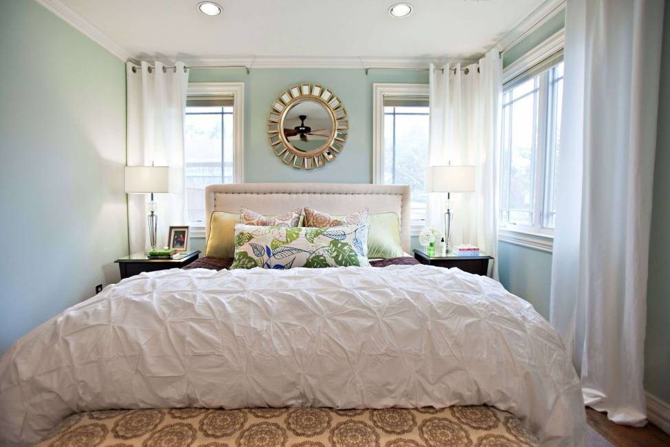 Интерьер спальни с окном: 100 красивых идей дизайна на фото