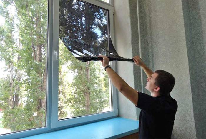 Как снять солнцезащитную пленку с окна?