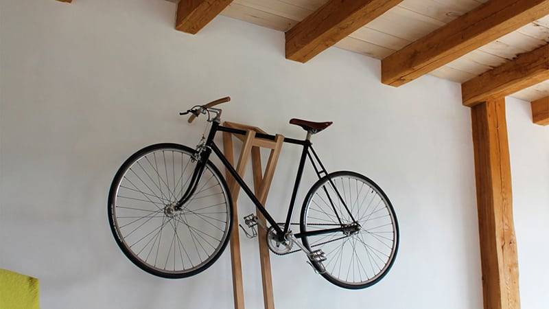 Как хранить велосипед зимой на балконе: правила хранения и способы размещения
