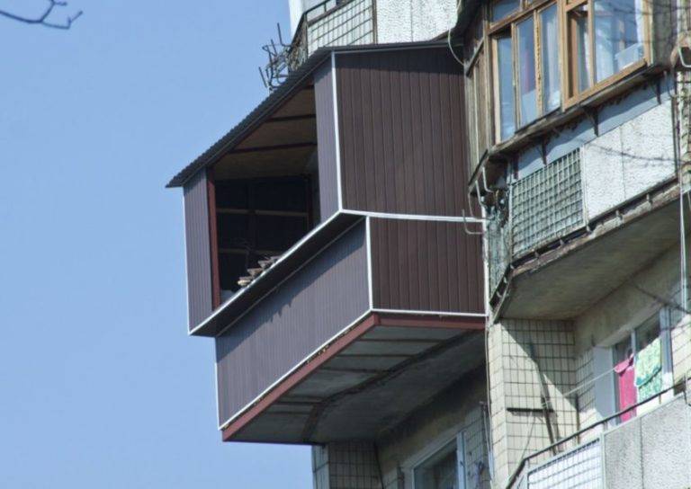 Балкон на первом этаже: как пристроить и узаконить конструкцию