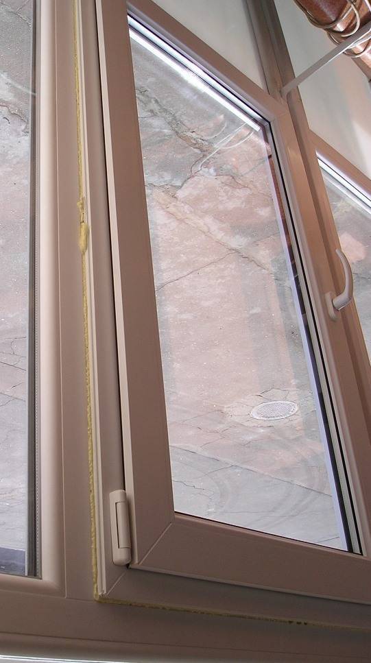 Самостоятельная регулировка пластиковых окон: инструкция по настройке фурнитуры, на зиму, лето, поворотно откидного механизма
