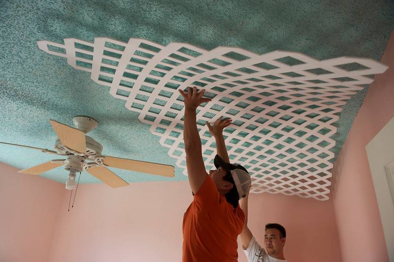 Как отремонтировать потолок в квартире своими руками? (64 фото)