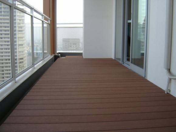Террасная доска на балконе: варианты отделки и укладка