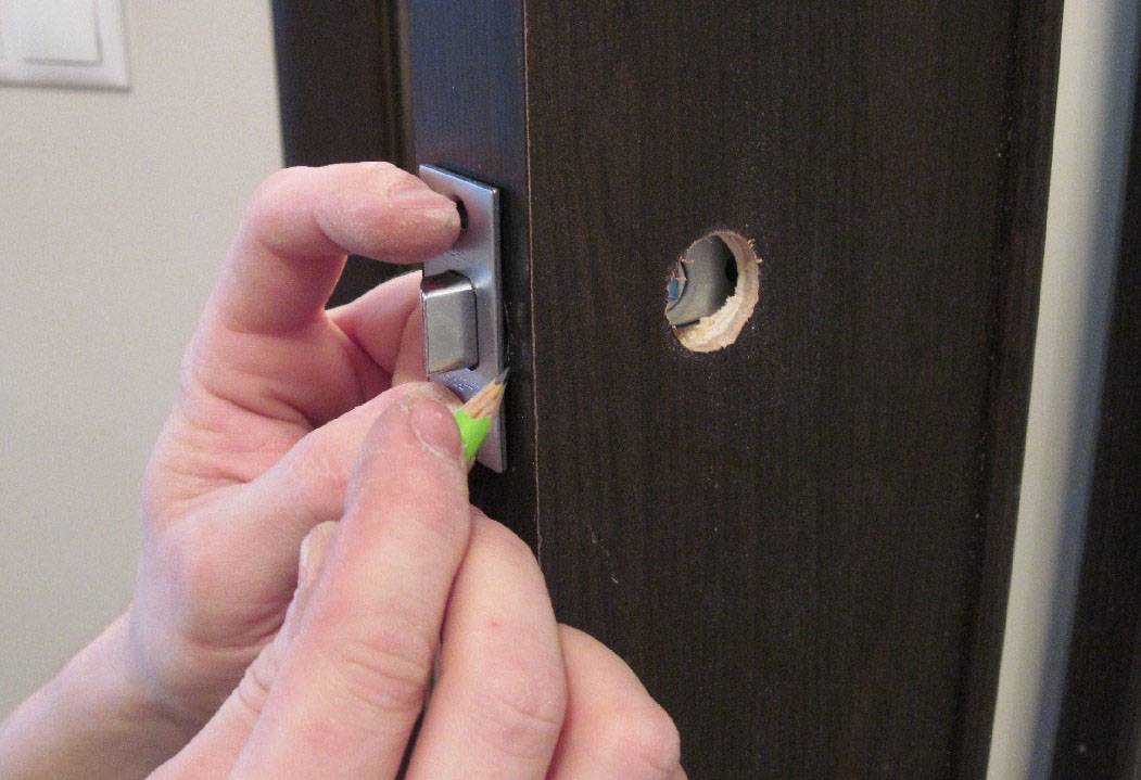 Как отрегулировать магнитный замок на межкомнатной двери
