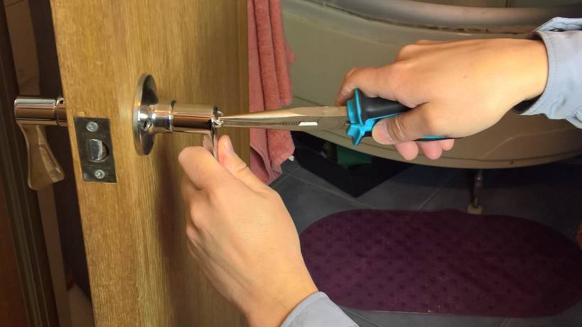 Методы ремонта ручек межкомнатных дверей
