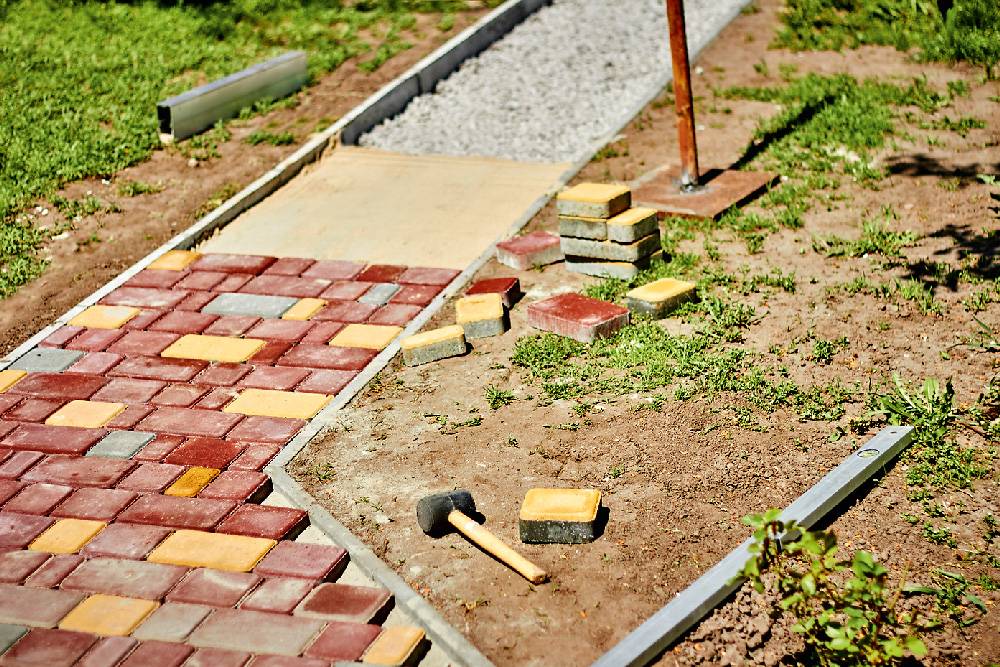 Укладка тротуарной плитки на землю без песка: пошаговая инструкция