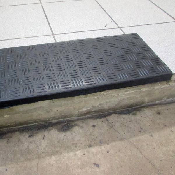 Особенности резинового покрытия на крыльце для улицы. резиновая плитка для ступеней: особенности применения