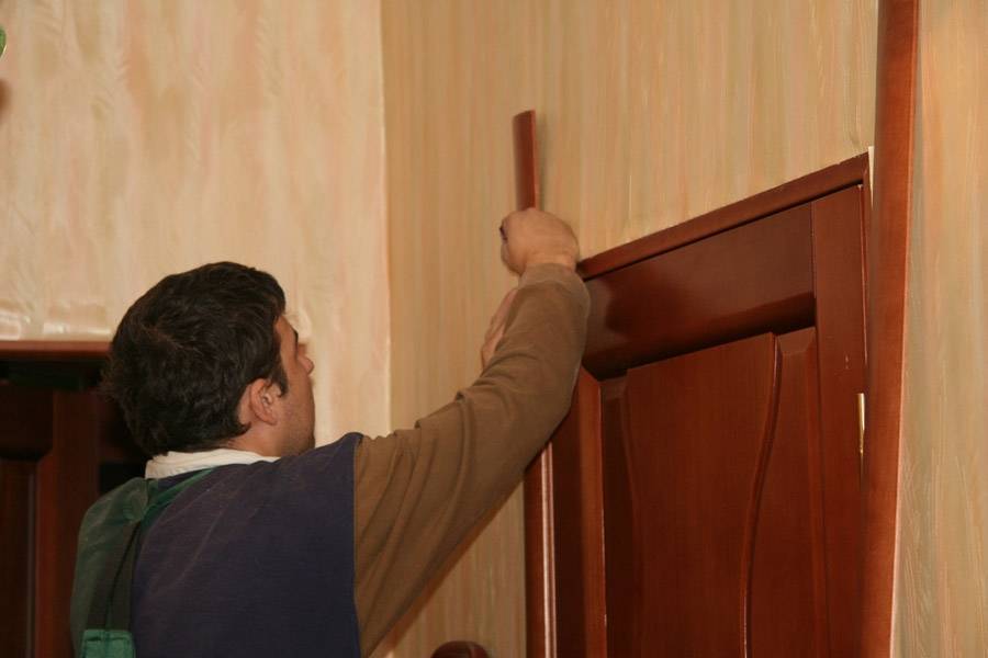 Установка наличников на двери своими руками: пошаговая инструкция