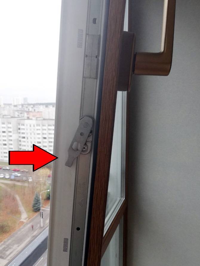 Заклинило пластиковую дверь на балкон: что делать и как открыть