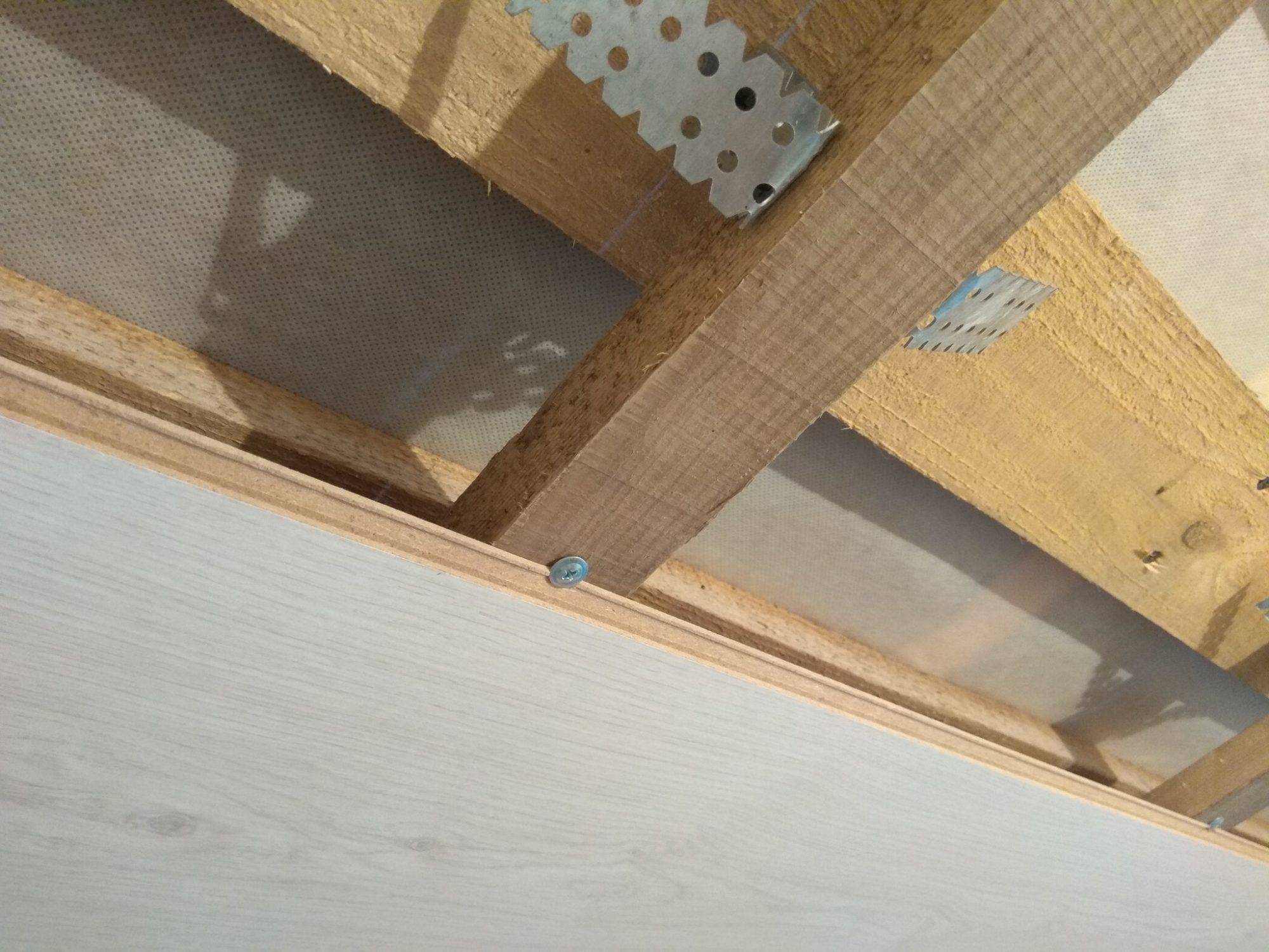 Ламинат на потолок: фото интерьеров, как крепить покрытие в деревянном доме на стену, как уложить и закрепить своими руками, видео обшивки