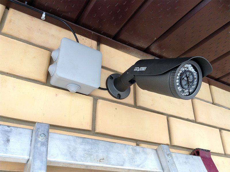 Установка видеонаблюдения дома — инструкция. подключение камер и проводов в слаботочном шкафу.