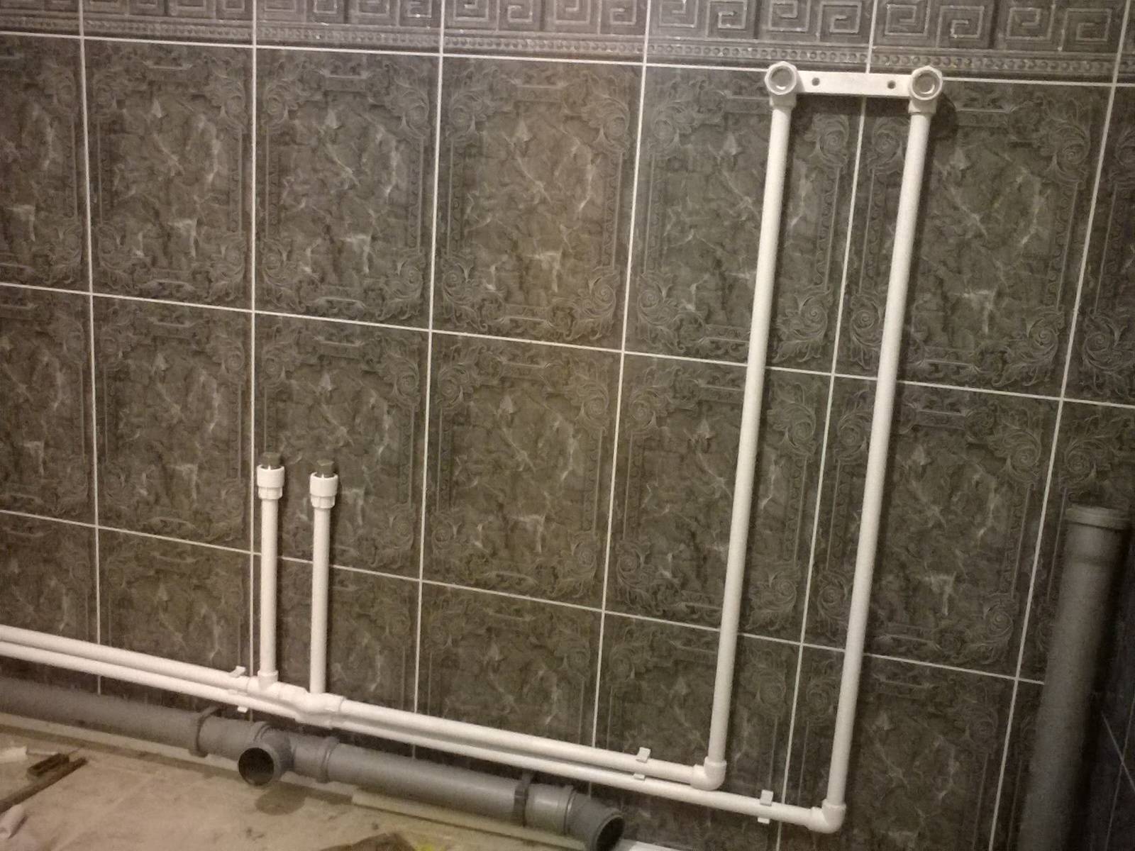 Трубы в ванной поверх плитки