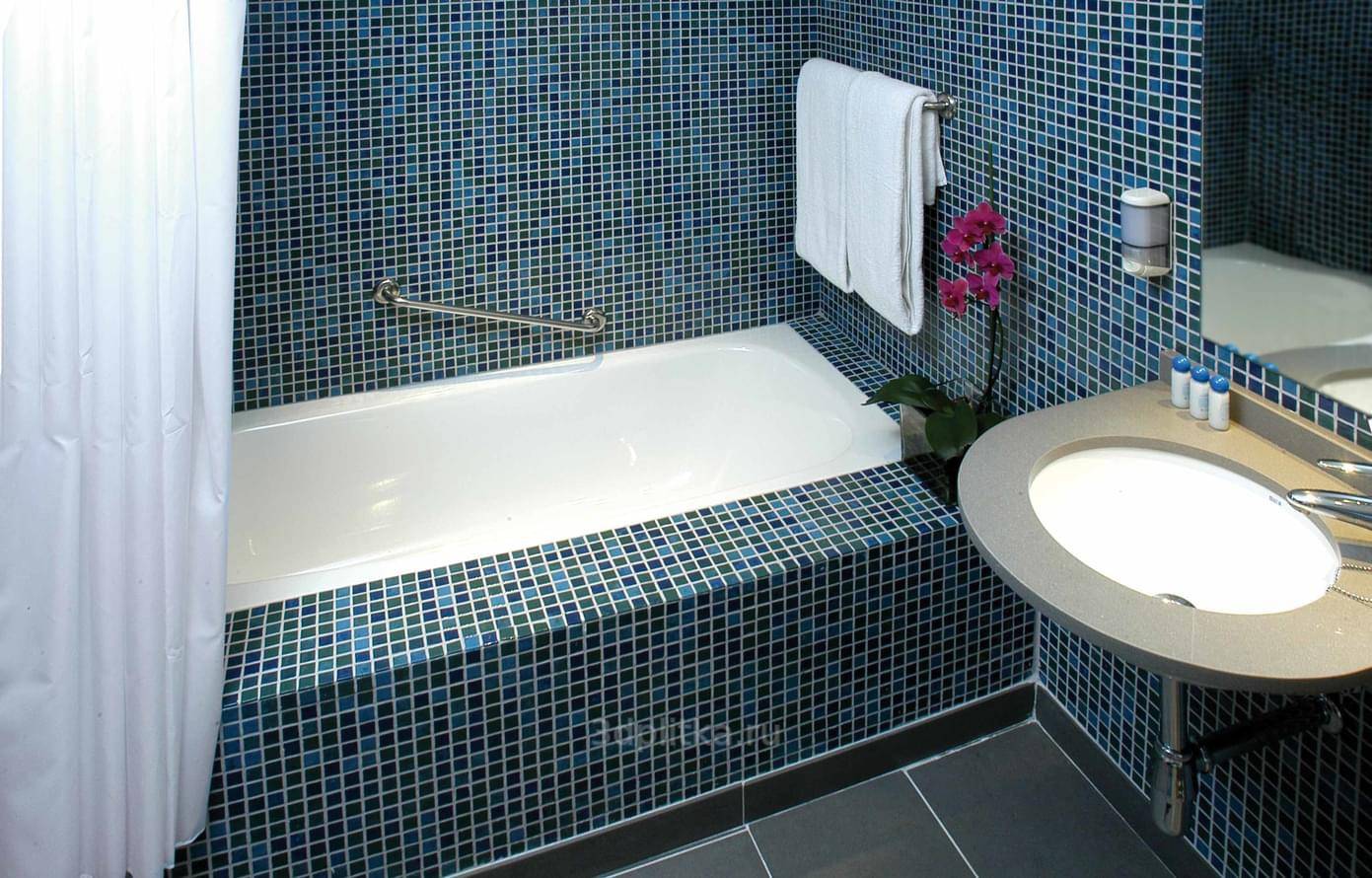 Использование мозаики в интерьере ванной и кухни: советы по дизайну