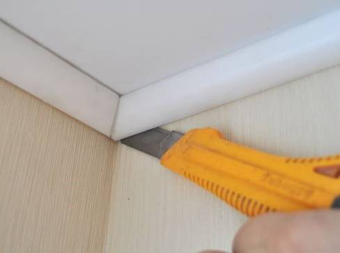 Как снять потолочный плинтус с натяжного потолка