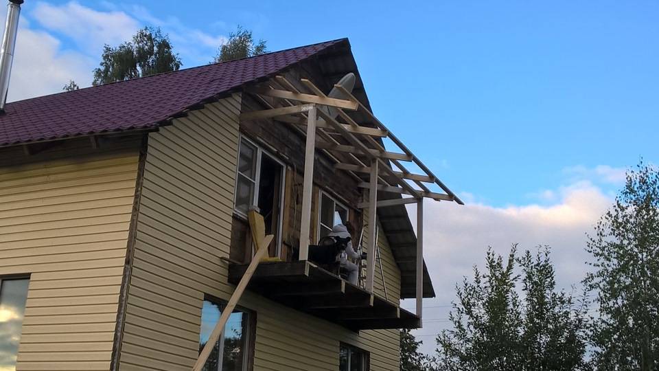 Как сделать балкон в деревянном частном доме на даче своими руками: фото дизайнов